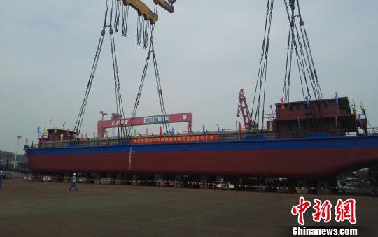 В Китае на воду спустили первое полностью электрическое судно