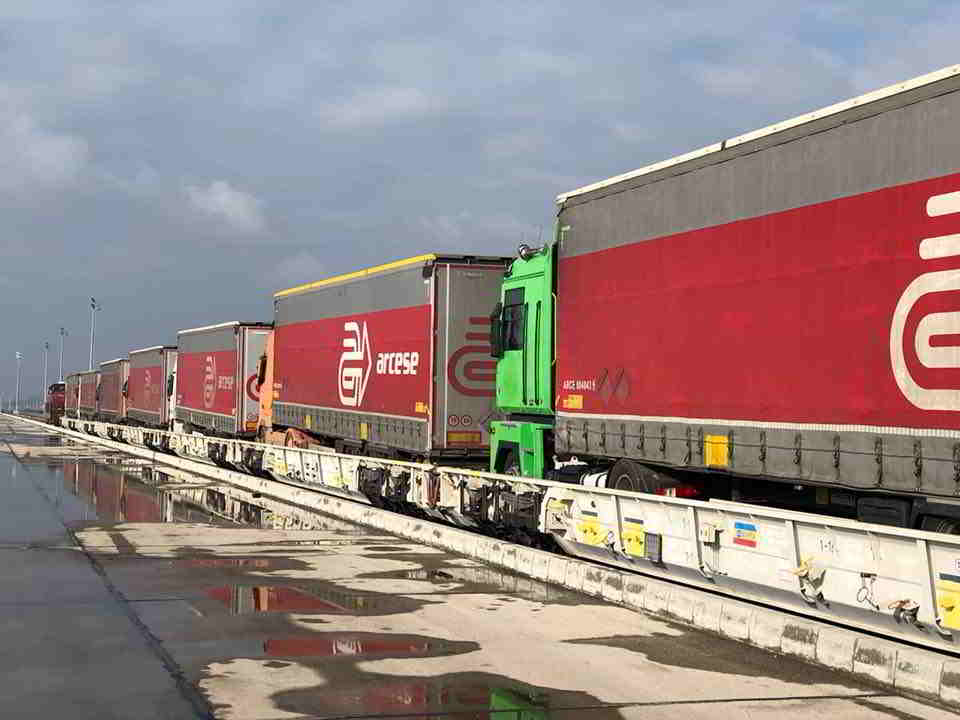 Румыния с помощью контрейлерного поезда упростила транзит фур из Венгрии в Болгарию фото