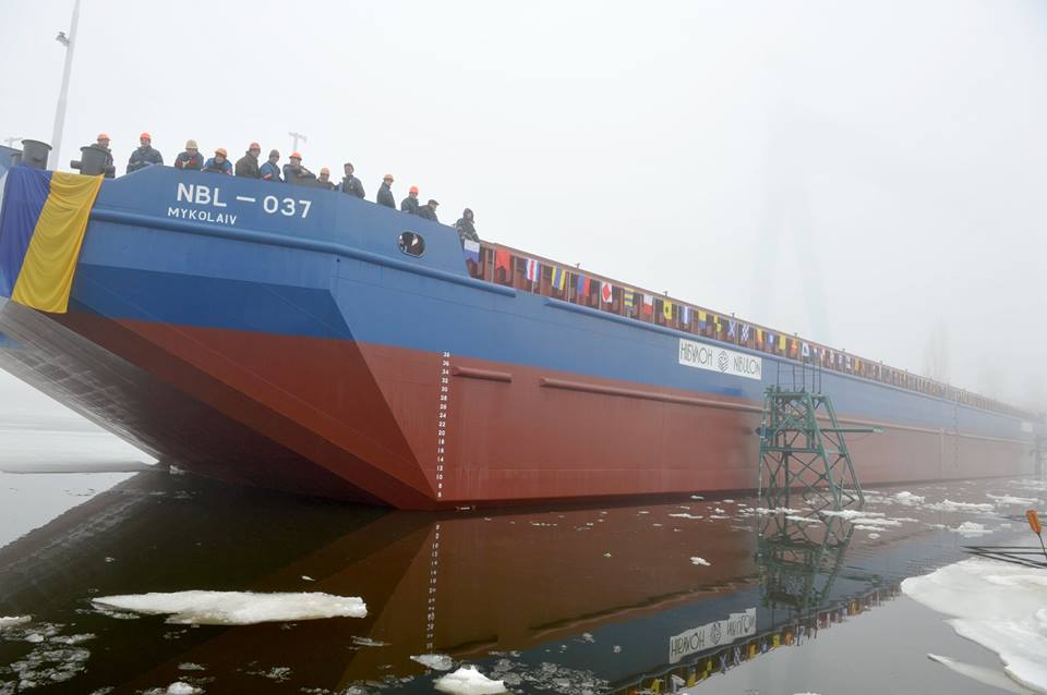 Нибулон спустил на воду первую баржу грузоподъемностью 5 000 тонн и длиной более 100 метров фото